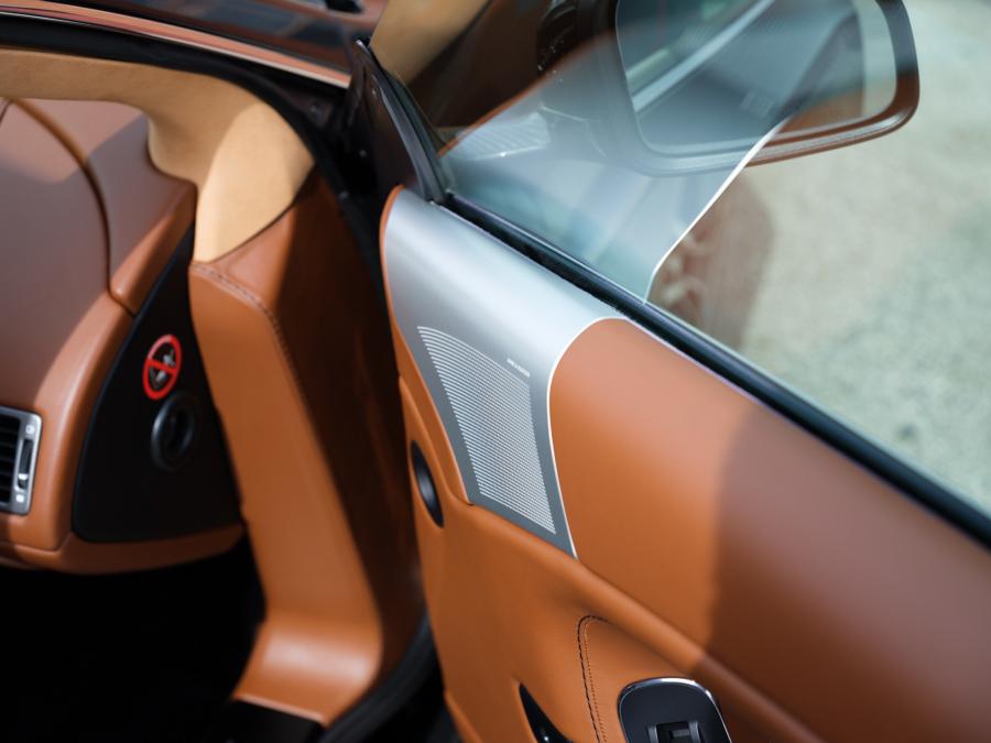 Детали интерьера Aston Martin DBS 2012 года  (фото 36 из 53)